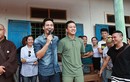 Tuấn Hưng và Phan Anh trao quà cho ngư dân Quảng Bình