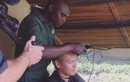 Hình ảnh MC Phan Anh xuống tóc trong chuyến đi châu Phi