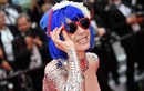 Nữ ca sĩ vô danh liên tục tạo dáng quá lố trên thảm đỏ Cannes