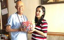 Việt Trinh đến thăm, tặng nghệ sĩ Lê Bình 1000 con hạc giấy