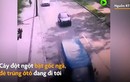 Video: Chuyển làn không quan sát trên cao tốc, ôtô bị xe tải đâm 