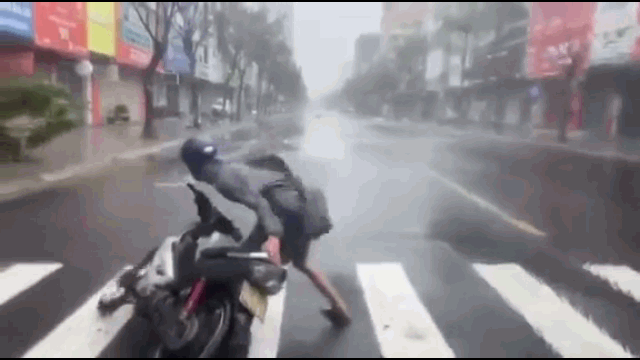 Video: Thanh niên Đà Nẵng gồng mình, cố dắt xe vào lề đường trong gió bão