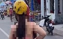 Cô gái để lưng trần ngồi xe máy thong dong trên đường khiến nhiều người... lo