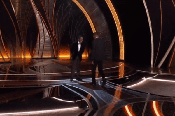 Oscar 2022: Will Smith tát Chris Rock vì vợ bị mang ra đùa cợt