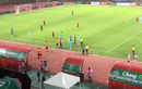 Video: Bị khiêu khích, cầu thủ Thái Lan lao vào đấm HLV đội bạn