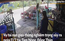 Video: Xe tải phanh gấp, lật ngang rồi lao vào hai xe máy