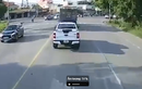 Video: Cú chuyển hướng hồn nhiên khiến nữ tài xế suýt mất mạng 