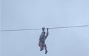 Video: Giải cứu nữ du khách mắc kẹt trên đường trượt zipline