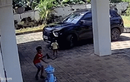 Video: Ông nội vô tình lái xe cán trúng cháu trai trong sân