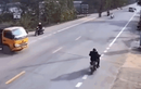 Video: Khoảnh khắc xe máy kẹp 3, phóng như "bay", lao vào xe tải