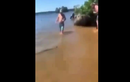 Video: Người đàn ông bắt rắn bằng tay không, ném trúng phao có người
