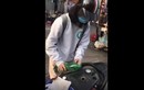 Video: Cô gái loay hoay không đổ được xăng từ chai vào xe máy