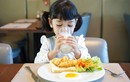Trẻ không đủ thời gian ăn sáng có nên ăn bù vào bữa trưa?