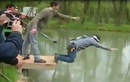 Bị đám bạn đánh lừa nhảy xuống hồ