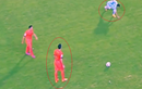 Tình huống cầu thủ Celta Vigo ném cỏ vào mặt đối phương