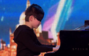 Xem cậu bé bịt mắt chơi piano hay đến kinh ngạc