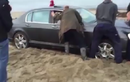 Toát mồ hôi giải cứu siêu xe “mắc cạn” trên bãi biển