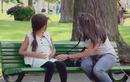 Bé gái “mang bầu” ngồi trong công viên gây kinh ngạc