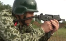 Đặc công Việt Nam tấn công mục tiêu bằng súng tiểu liên