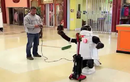 Cười rụng rốn xem robot tỏ tình với máy hút bụi