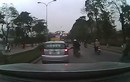 Va chạm giao thông, xe máy và taxi rượt đuổi nhau trên đường