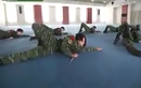 Clip Nữ quân nhân Trung Quốc tác chiến bằng dao găm điêu luyện