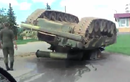 Xe tăng T-80U ngã chổng vó lên trời sau tai nạn