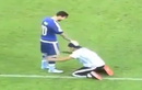 Video fan cuồng quỳ lạy xin chữ ký Messi