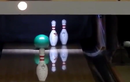 Tròn xoe mắt với pha ném bowling ảo diệu không tin nổi