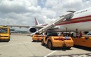 Máy bay Mỹ bung phao trượt ở sân bay Tân Sơn Nhất