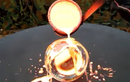 Điều gì xảy ra khi đổ đồng nóng lên quả cầu pha lê?