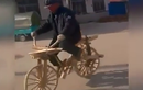 Cụ ông đi xe đạp gỗ tự chế gây “sốt” cộng đồng mạng