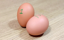 Cách phân biệt trứng sống và chín chỉ trong một động tác