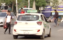 Video: Bị tố để taxi độc quyền, bệnh viện Bạch Mai nói gì?