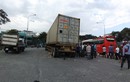 Đôi vợ chồng gặp nạn thương tâm khi chạy vào làn ô tô bị xe container tông