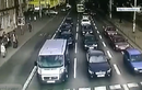 Clip: Xe buýt “điên” đâm hàng loạt ô tô tại giao lộ