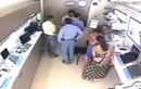Clip: Thiếu nữ vào cửa hàng trộm laptop giấu trong... váy