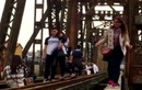 Giới trẻ đua nhau chụp ảnh trên cầu Long Biên