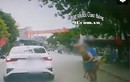Video: Đột ngột lao ra đường, bé trai khiến cả thế gian "đứng tim"