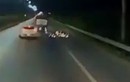 Video: Xe tải phóng nhanh tạt đầu xe máy ngã văng ra đường rồi bỏ trốn