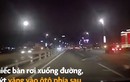 Video: Xe bán tải làm rơi đồ vật xuống đường suýt văng trúng xe sau