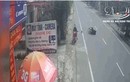 Video: Cô gái phi từ trong ngõ ra đâm trúng hai bố con đi xe máy