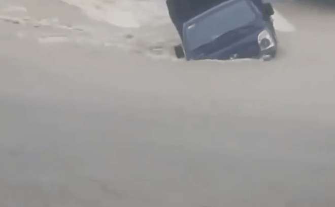 Video: Thót tim cảnh xe tải bị dòng lũ cuốn trôi ở Quảng Nam