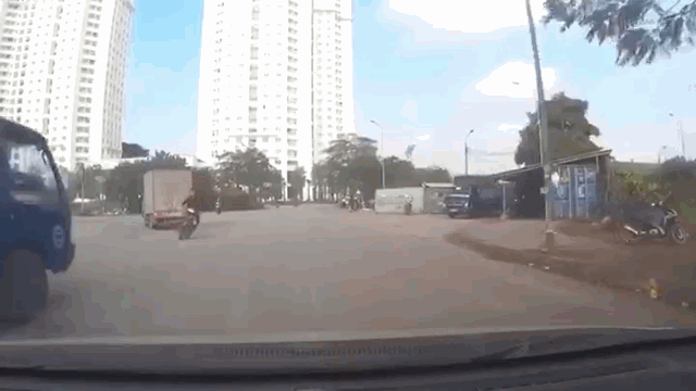 Video: Phóng tốc độ kinh hoàng, nam thanh niên lao thẳng vào đầu xe tải
