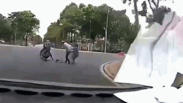 Video: Bị giật dây chuyền, người phụ nữ tay không quật ngã tên cướp