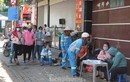 Hà Nội: Hàng trăm công nhân vệ sinh rơi nước mắt khi nhận tiền lương bị nợ