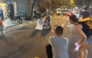 Hà Nội: Dân vượt rào vào phố Hàng Mã chụp ảnh, mua đồ Trung thu 