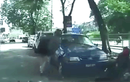 Video: Bị giật túi xách giữa phố, cô gái tung đòn hạ gục 2 tên cướp
