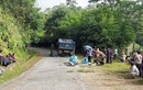 Lào Cai: Đu bám theo xe tải, bé trai ngã xuống đường tử vong