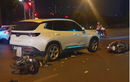 Hà Nội: Ô tô va chạm hàng loạt xe máy, 2 người bị thương nặng